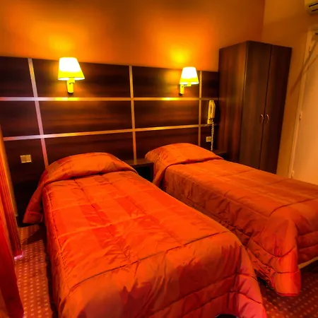 Des Trois Gares Отель 3*