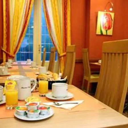 Des Trois Gares Отель 3*